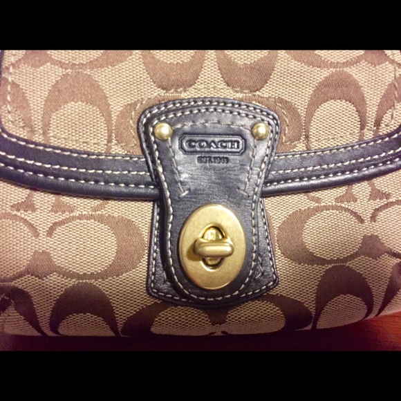 Coach classic logo clutch EUC - Picture 3 of 7